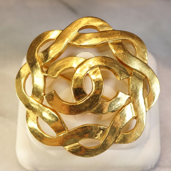 Chanel CC Logo Gold Plated Swirl Brooch with Box ~ Made In France *signed* - Picture 2 of 16